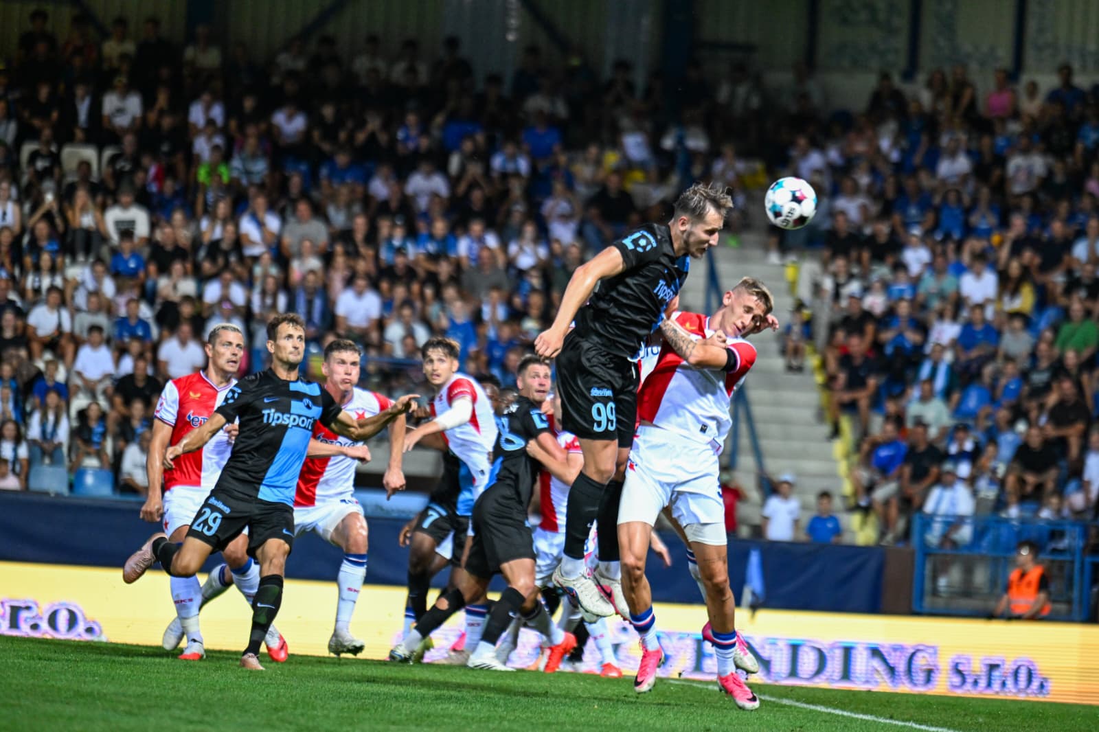 Slavia poprvé v sezoně zaváhala. Bod Slovanu vystřelil novic Baboula